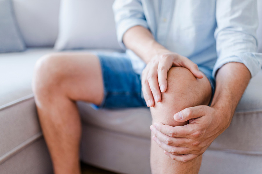 El desarrollo de la artritis puede dificultar el caminar o sentarse derecho y, en algunos casos, puede hacer que las articulaciones pierdan su alineación y forma.